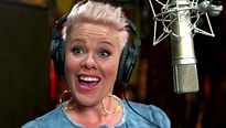 Alis Harikalar Diyarında - P!nk Featurette