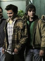 Quatre garçons dans la nuit görüntüsü