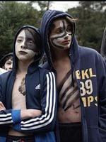 Tel Örgüdeki Delik posteri