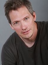 Darren E. Burrows'un fotoğrafi