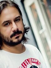 Emrah Serbes'un fotoğrafi