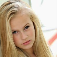 Fotoğraf Danika Yarosh