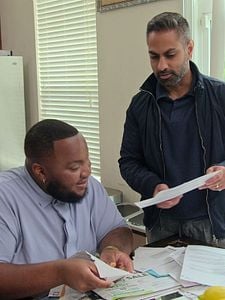 Nasıl Zengin Olunur? Sezon 1 posteri