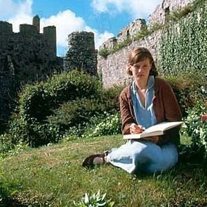 Fotoğraf Romola Garai