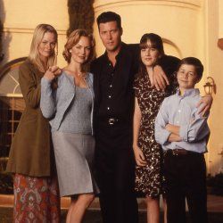 Fotoğraf Cover Me: Based on the True Life of an FBI Family