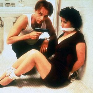 Fotoğraf Tuhaf İlişkiler