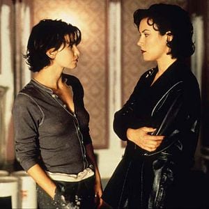 Fotoğraf Tuhaf İlişkiler