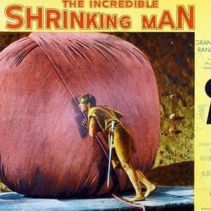 Fotoğraf Kendi Kendine Küçülen Adam