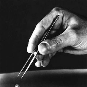 Fotoğraf Kendi Kendine Küçülen Adam