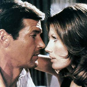 Fotoğraf Altın Tabancalı Adam