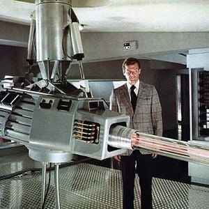 Fotoğraf Altın Tabancalı Adam