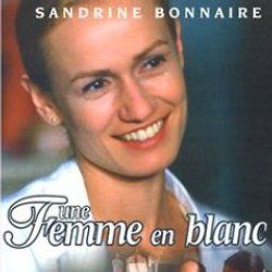 Fotoğraf Une femme en blanc