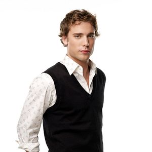 Fotoğraf Dustin Milligan