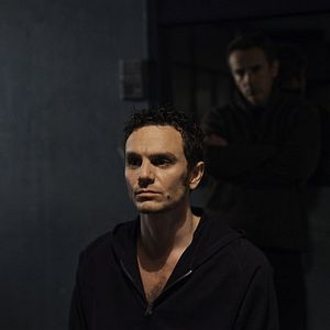 Fotoğraf Quatre garçons dans la nuit