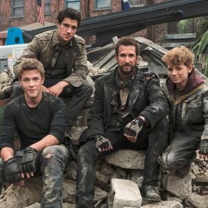 Fotoğraf Falling Skies