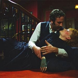 Fotoğraf The Crimson Petal and The White