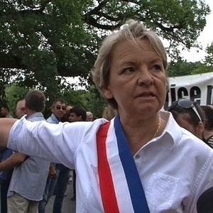 Fotoğraf Mains Brunes sur la ville