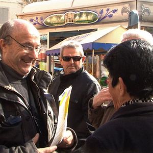 Fotoğraf Mains Brunes sur la ville
