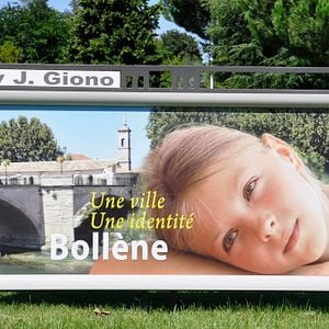 Fotoğraf Mains Brunes sur la ville