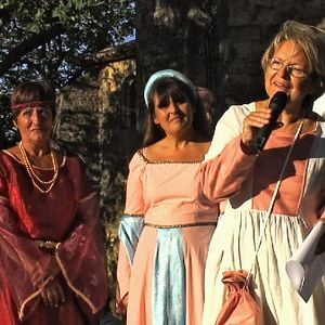 Fotoğraf Mains Brunes sur la ville