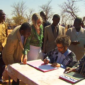 Fotoğraf Knistern der Zeit - Christoph Schlingensief und sein Operndorf in Burkina Faso