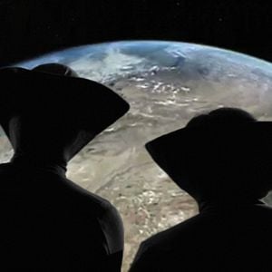 Fotoğraf Codependent Lesbian Space Alien Seeks Same