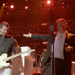 Fotoğraf Shut Up And Play The Hits