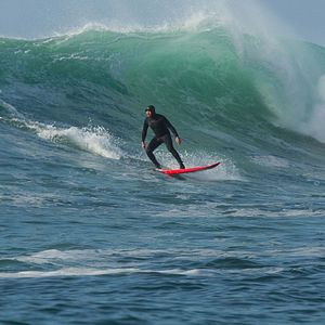 Fotoğraf Dalgaların Peşinde