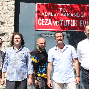 Fotoğraf Çakallarla Dans 2 : Hastasıyız Dede