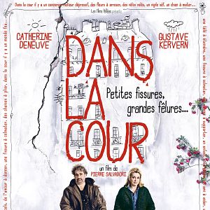 Fotoğraf Avludaki Fısıltılar