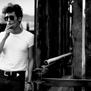 Fotoğraf Gece Yarısı Sokakta Tek Başına Bir Kız