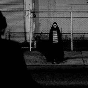 Fotoğraf Gece Yarısı Sokakta Tek Başına Bir Kız