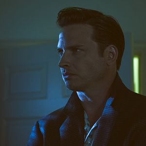 Fotoğraf Aden Young