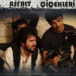 Fotoğraf Asfalt Çiçekleri