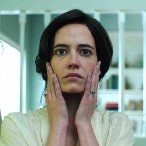 Fotoğraf Karda Bir Beyaz Kuş