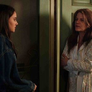 Fotoğraf Karda Bir Beyaz Kuş