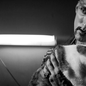 Fotoğraf Gece Yarısı Sokakta Tek Başına Bir Kız