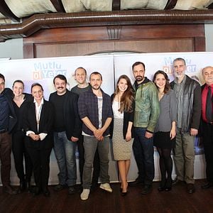 Fotoğraf Mutlu Ol Yeter