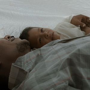 Fotoğraf Toprağın Gölgesinde