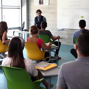 Fotoğraf Tatlı Küçük Yalancılar