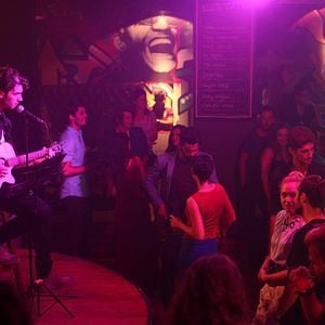 Fotoğraf Tatlı Küçük Yalancılar