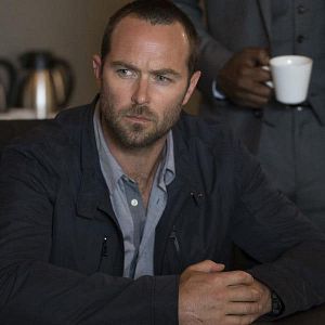 Fotoğraf Sullivan Stapleton