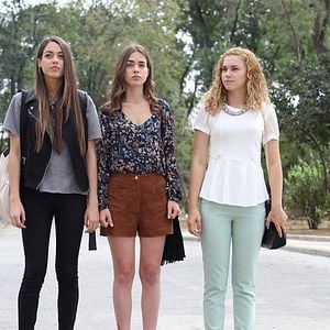 Fotoğraf Tatlı Küçük Yalancılar