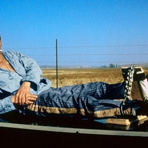 Fotoğraf Parmaklıklar Arasında