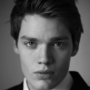 Fotoğraf Dominic Sherwood