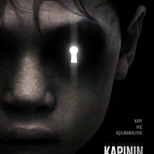 Fotoğraf Kapının Diğer Tarafı