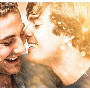 Fotoğraf Holding The Man