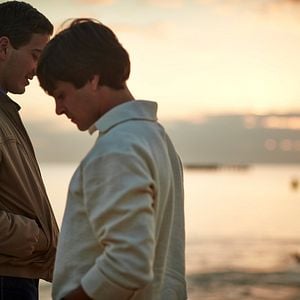 Fotoğraf Holding The Man