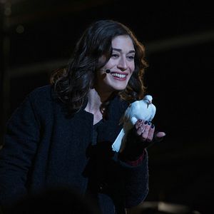 Fotoğraf Lizzy Caplan