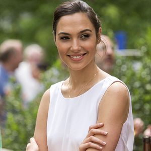 Fotoğraf Keeping Up With The Joneses